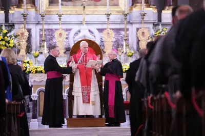Pope Leo XIV gets warm welcome from Turkey's Catholics on first foreign trip