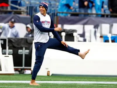 Patriots WR Mack Hollins arrives shirtless, barefoot at snowy Gillette Stadium